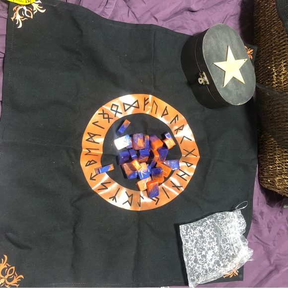 Black and Orange Rune Set with Star Box and rune cloth - Picture 9 of 11